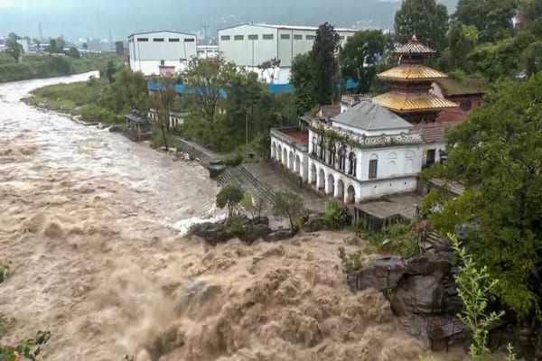 நேபாளத்தில் கொட்டித் தீர்க்கும் கனமழை: வெள்ளம் மற்றும் நிலச்சரிவில் சிக்கி 21 பேர் பரிதாப பலி!
