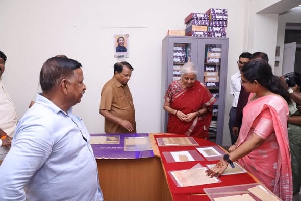 சென்னையில் உள்ள உ.வே.சா. நூலகத்தில் மத்திய நிதியமைச்சர் நிர்மலா சீதாராமன் நேரில் ஆய்வு!