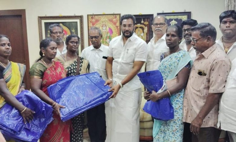 உழவர்கரை வயல்வெளி நகரில் பழுதடைந்த வீடுகளுக்கு தார்பாய் வழங்கிய எம்.எல்.ஏ. டாக்டர் நாராயணசாமி!