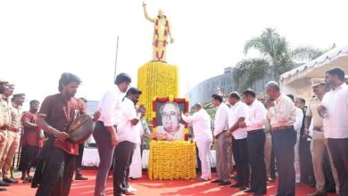 பேரறிஞர் அண்ணாவின் 118-வது பிறந்தநாள்: சென்னை அண்ணா சாலையில் உள்ள சிலைக்கு சபாநாயகர் மற்றும் அமைச்சர்கள் மலர்தூவி மரியாதை!