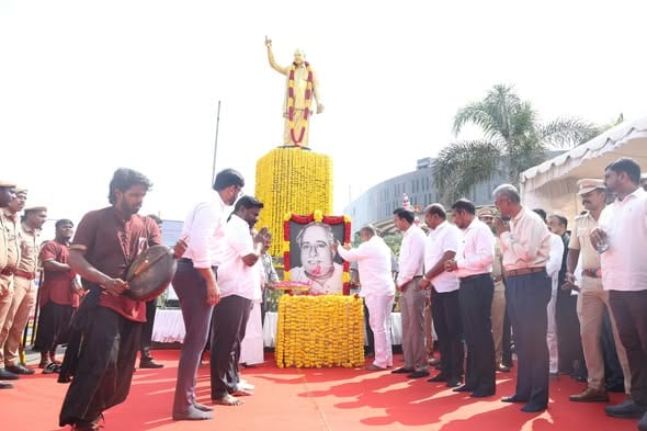 பேரறிஞர் அண்ணாவின் 118-வது பிறந்தநாள்: சென்னை அண்ணா சாலையில் உள்ள சிலைக்கு சபாநாயகர் மற்றும் அமைச்சர்கள் மலர்தூவி மரியாதை!