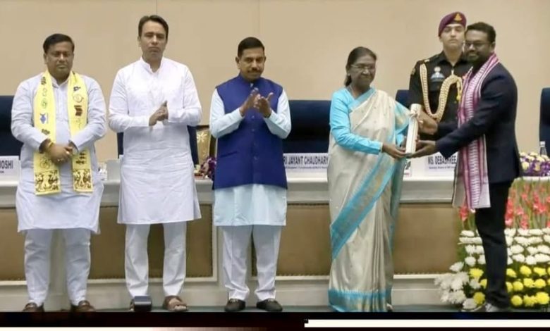 புதுச்சேரியைச் சேர்ந்த எய்ம்ஸ் பேராசிரியர் டாக்டர் அருண் பாபுவுக்கு தேசிய நல்லாசிரியர் விருது: குடியரசுத் தலைவர் வழங்கிக் கௌரவிப்பு!