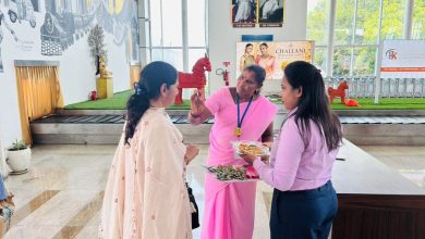 புதுச்சேரி விமான நிலையத்தில் பயணிகளுக்கு திலகமிட்டு, மலர் வழங்கி பாரம்பரிய வரவேற்பு!