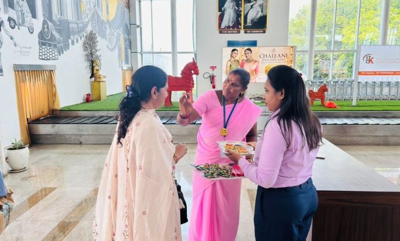 புதுச்சேரி விமான நிலையத்தில் பயணிகளுக்கு திலகமிட்டு, மலர் வழங்கி பாரம்பரிய வரவேற்பு!