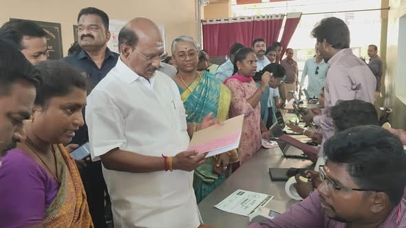 புதுச்சேரியில் குடிமைப் பொருள் வழங்கல் துறை e-KYC சரிபார்ப்பு முகாம்கள்: அமைச்சர் வி.பி.சிவக்கொழுந்து நேரில் ஆய்வு!