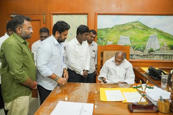 சென்னையில் பிரம்மாண்ட ராக்கெட் ஏவுதல் நிகழ்வு: முதல்வர் ரங்கசாமியிடம் நேரில் அழைப்பிதழ் வழங்கல்!