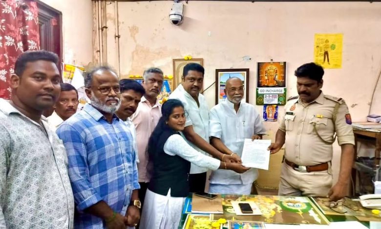 ராகுல் காந்தி மீதான வழக்கை ரத்து செய்யக்கோரி புதுச்சேரியில் காங்கிரஸ் கட்சியினர் காவல் நிலையத்தில் புகார் மனு!