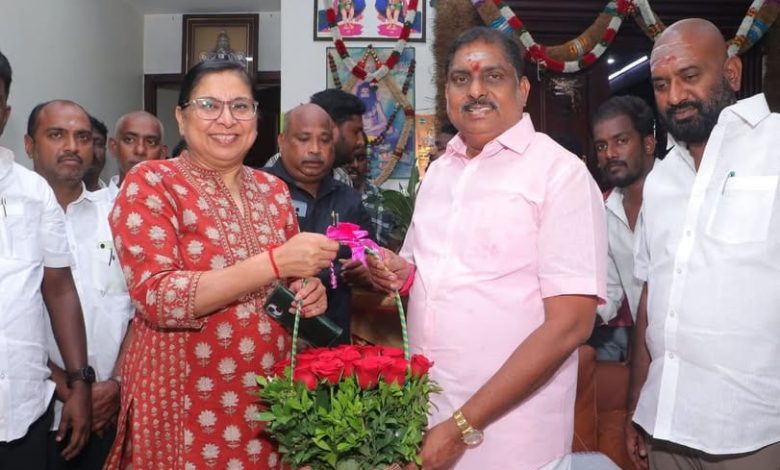 புதுச்சேரி உள்துறை அமைச்சர் நமச்சிவாயத்திற்கு நேரில் பிறந்தநாள் வாழ்த்து தெரிவித்த டிஜிபி ஷாலினி சிங்!