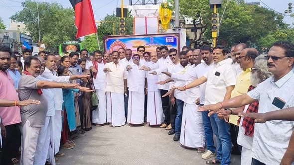 தந்தை பெரியார் பிறந்த நாள்: புதுச்சேரி பிள்ளைத்தோட்டத்தில் திமுக மாநில அமைப்பாளர் இரா.சிவா தலைமையில் மரியாதை