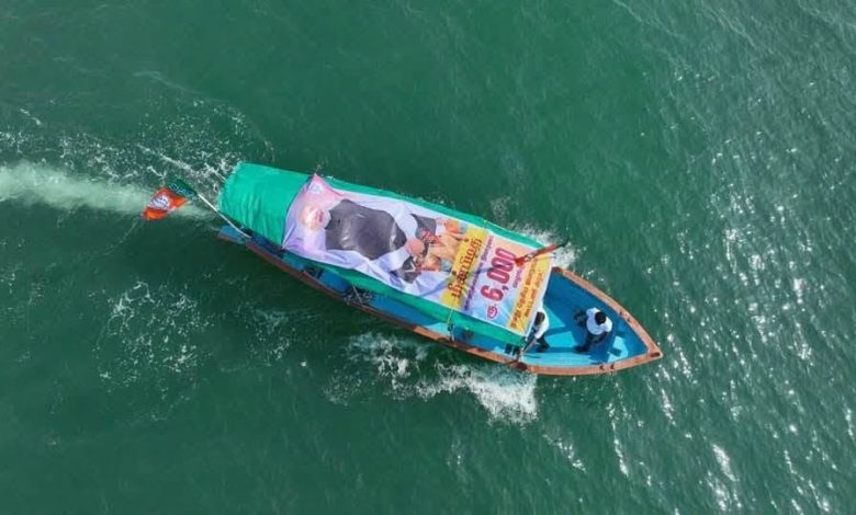 புதுச்சேரி கடலில் 'MODI 25' வடிவில் அணிவகுத்த படகுகள்: பிரதமர் நரேந்திர மோடிக்கு மீனவர்கள் பிரம்மாண்ட வாழ்த்து!