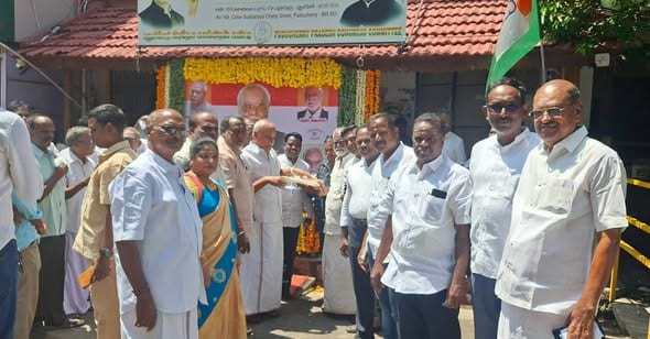 புதுச்சேரி முன்னாள் முதல்வர் எம்.ஓ.எச். ஃபாரூக் மரைக்காயர் பிறந்தநாள்: காங்கிரஸ் அலுவலகத்தில் சிறப்பு மரியாதை!