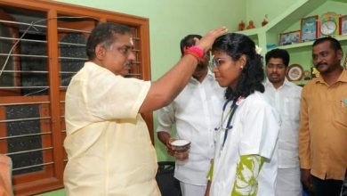 நீட் தேர்வில் வெற்றி பெற்று மருத்துவக் கனவை எட்டிய காரைக்கால் அரசுப் பள்ளி மாணவி: அமைச்சர் நமச்சிவாயம் நேரில் பாராட்டு!