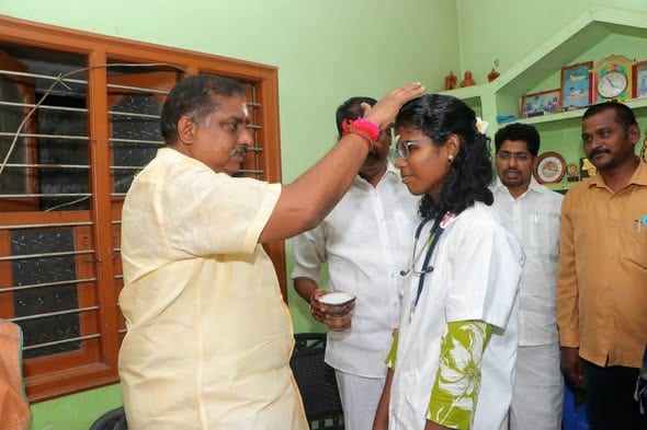 நீட் தேர்வில் வெற்றி பெற்று மருத்துவக் கனவை எட்டிய காரைக்கால் அரசுப் பள்ளி மாணவி: அமைச்சர் நமச்சிவாயம் நேரில் பாராட்டு!