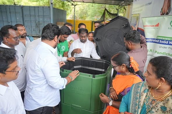 புதுச்சேரி காமராஜ் நகரில் இயற்கை உரம் தயாரிக்கும் இயந்திரம்: ஜோஸ் சார்லஸ் மார்ட்டின் மக்கள் பயன்பாட்டிற்கு தொடங்கி வைத்தார்!