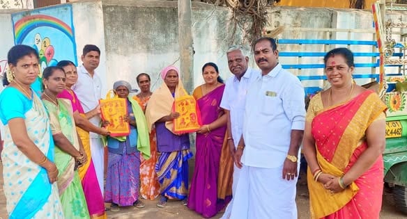 லிங்காரெட்டிபாளையத்தில் 'சேவா சங்கல்ப அபியான்' நிகழ்வு: தூய்மைப் பணியாளர்களுக்குப் பட்டுப்புடவை வழங்கி சிறப்பு கௌரவம்!