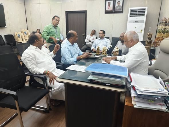 வீடு கட்ட விமான நிலைய ஆணையத்தின் NOC நிபந்தனையை தளர்த்தக் கோரிக்கை: அமைச்சர் மல்லாடி கிருஷ்ணா ராவிடம் எம்.எல்.ஏ அழகு மனு!