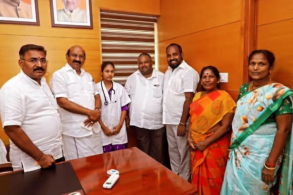நீட் தேர்வில் சாதித்து MBBS சேர்ந்த ஏழை மாணவி: புதுச்சேரி பாஜக மாநில தலைவர் நேரில் பாராட்டி நிதியுதவி!