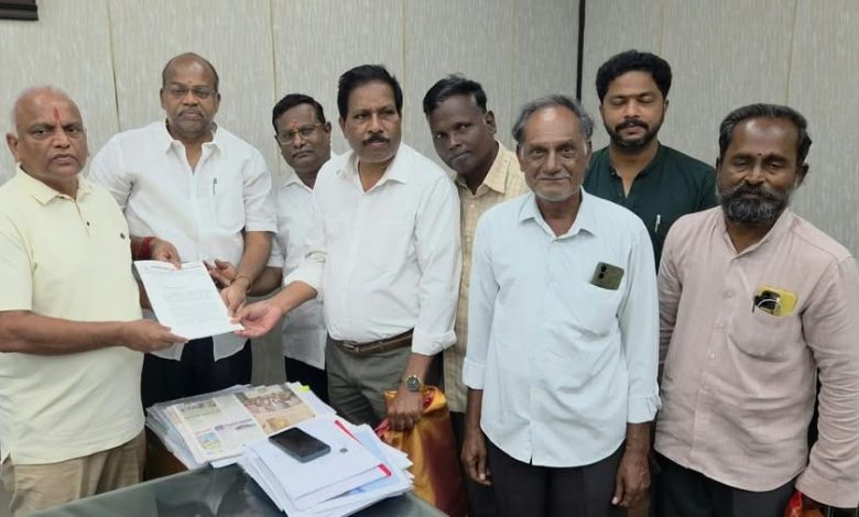 புதுச்சேரி தனியார் பள்ளி ஆசிரியர்களுக்கு ESI விலக்கு அளிக்க வேண்டும்: அமைச்சர் மல்லாடி கிருஷ்ணாராவிடம் சங்கத்தினர் மனு!