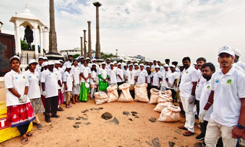 புதுச்சேரி ராக் பீச்சில் பிரம்மாண்ட கடற்கரை தூய்மைப்பணி: துணைநிலை ஆளுநர் பங்கேற்பு!