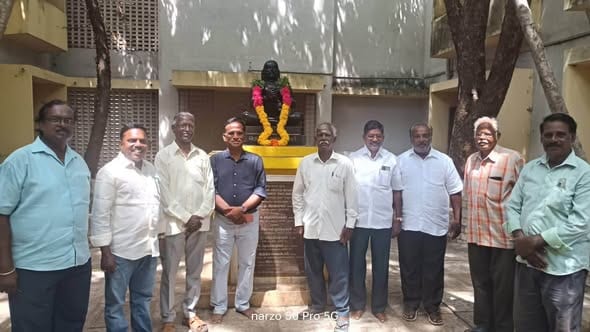 புதுச்சேரியில் முழுநிலவு நாள்: தொல்காப்பியர் சிலைக்கு தமிழ்ச் சான்றோர் பேரவை மாலை அணிவித்து மரியாதை!