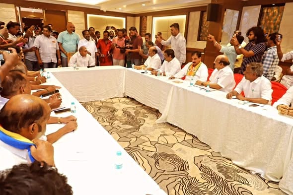 தட்டாஞ்சாவடி தொகுதி இடைத்தேர்தல்: முதல்வர் ரங்கசாமி தலைமையில் தேசிய ஜனநாயகக் கூட்டணி ஆலோசனைக் கூட்டம்!