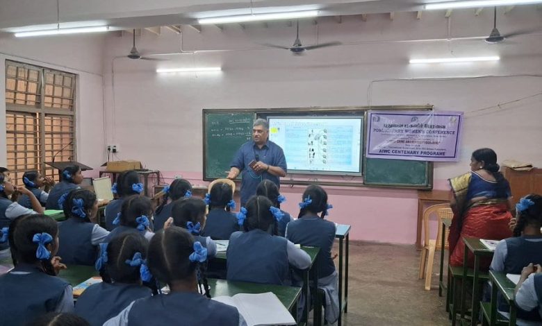 புதுச்சேரி திருவள்ளுவர் அரசு பெண்கள் பள்ளியில் சைபர் குற்ற விழிப்புணர்வு நிகழ்ச்சி: மாணவிகளுக்கு முக்கிய ஆலோசனைகள்!