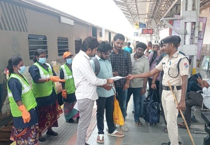 புதுச்சேரி, திருச்சி ரயில் நிலையங்களில் 'தூய்மையே சேவை' விழிப்புணர்வு: பயணிகளுக்கு துண்டு பிரசுரங்கள் விநியோகம்!