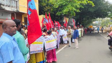 தாயின் இருப்பிடத்தை அடிப்படையாகக் கொண்டு சாதிச் சான்றிதழ் வழங்கக் கோரி புதுச்சேரி மாவட்ட ஆட்சியர் அலுவலகம் முன் ஆர்ப்பாட்டம்!