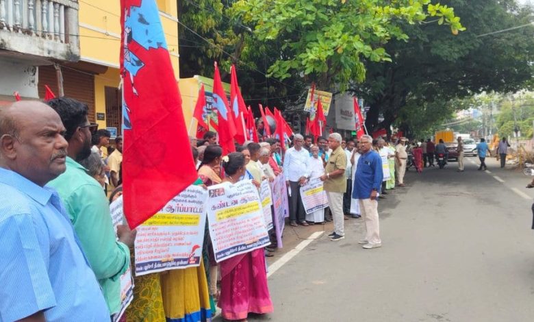 தாயின் இருப்பிடத்தை அடிப்படையாகக் கொண்டு சாதிச் சான்றிதழ் வழங்கக் கோரி புதுச்சேரி மாவட்ட ஆட்சியர் அலுவலகம் முன் ஆர்ப்பாட்டம்!