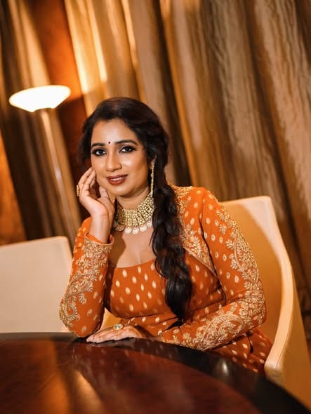 பாரம்பரிய உடையில் பேரழகாய் ஜொலிக்கும் பின்னணி பாடகி ஸ்ரேயா கோஷல்: வசீகரிக்கும் புகைப்படத் தொகுப்பு! - படம் 2