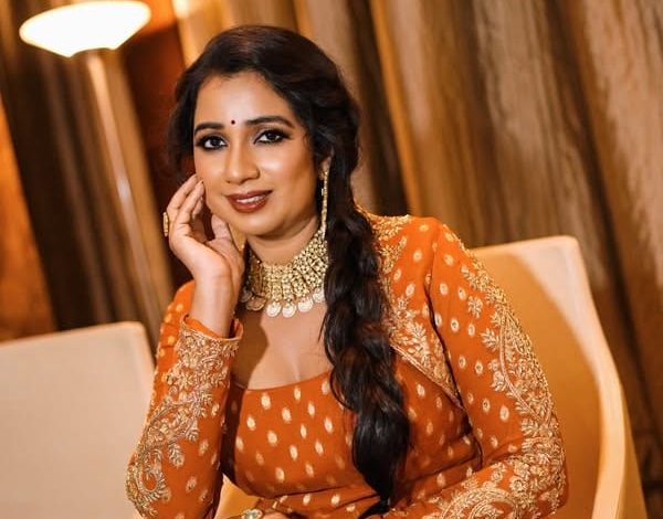 பாரம்பரிய உடையில் பேரழகாய் ஜொலிக்கும் பின்னணி பாடகி ஸ்ரேயா கோஷல்: வசீகரிக்கும் புகைப்படத் தொகுப்பு!