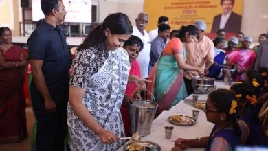 சிவகாசி பள்ளியில் பெருந்தலைவர் காமராஜர் காலை உணவுத் திட்ட விரிவாக்கம்: மாணவிகளுடன் உணவருந்தி மகிழ்ந்த கீர்த்தனா!