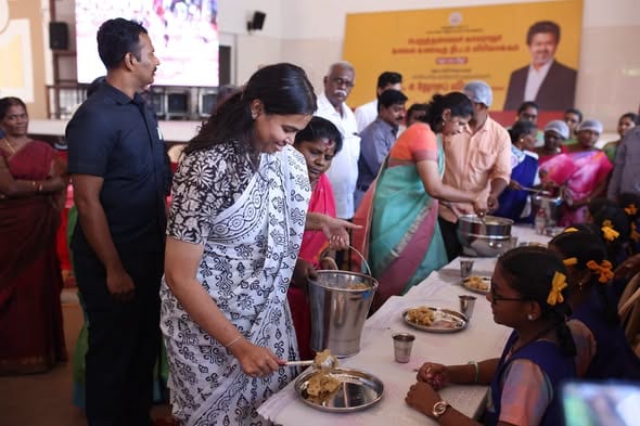 சிவகாசி பள்ளியில் பெருந்தலைவர் காமராஜர் காலை உணவுத் திட்ட விரிவாக்கம்: மாணவிகளுடன் உணவருந்தி மகிழ்ந்த கீர்த்தனா!