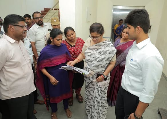 கன்னியாகுமரி: மின்னணு வாக்குப்பதிவு இயந்திர வைப்பறையில் தலைமை தேர்தல் அதிகாரி அர்ச்சனா பட்நாயக் தீவிர ஆய்வு!