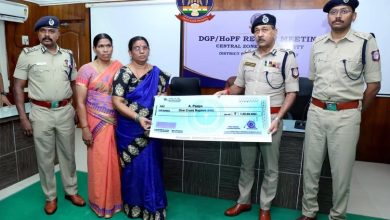 விபத்தில் உயிரிழந்த காவல் சிறப்பு சார்பு ஆய்வாளர் குடும்பத்திற்கு ரூ.1 கோடி நிவாரண நிதி: டிஜிபி மகேஷ் குமார் அகர்வால் வழங்கினார்