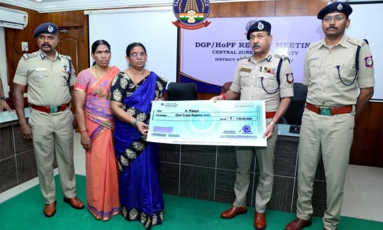 விபத்தில் உயிரிழந்த காவல் சிறப்பு சார்பு ஆய்வாளர் குடும்பத்திற்கு ரூ.1 கோடி நிவாரண நிதி: டிஜிபி மகேஷ் குமார் அகர்வால் வழங்கினார்