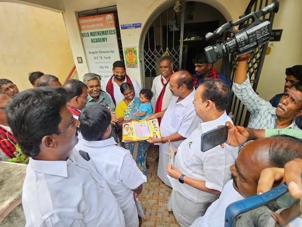 தட்டாஞ்சாவடி இடைத்தேர்தல்: திமுக வேட்பாளர் சேதுசெல்வத்திற்கு பொன்முடி வீடு வீடாகச் சென்று வாக்கு சேகரிப்பு!