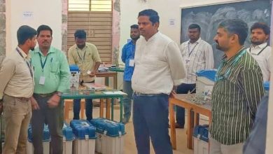 தட்டாஞ்சாவடி இடைத்தேர்தல்: மின்னணு வாக்குப்பதிவு இயந்திரங்களில் சின்னம் பொருத்தும் பணி தீவிரம்!