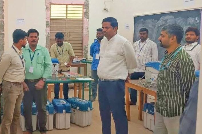 தட்டாஞ்சாவடி இடைத்தேர்தல்: மின்னணு வாக்குப்பதிவு இயந்திரங்களில் சின்னம் பொருத்தும் பணி தீவிரம்!