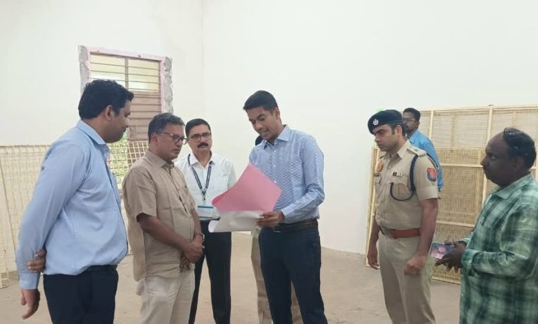 தட்டாஞ்சாவடி இடைத்தேர்தல்: வாக்கு எண்ணும் மையத்தில் தேர்தல் அதிகாரிகள் மற்றும் பார்வையாளர்கள் தீவிர ஆய்வு