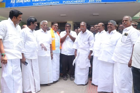 தட்டாஞ்சாவடி தொகுதியில் என்.ஆர். காங்கிரஸ் வேட்பாளர் அசோக் ஆனந்த் வேட்புமனு தாக்கல்: அமைச்சர் நமச்சிவாயம் வாழ்த்து!