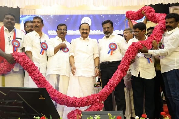 கேரளாவில் விசிக விருதுகள் வழங்கும் விழா: வி.டி.சதீசனுக்கு மகாத்மா அய்யன்காளி விருது வழங்கினார் திருமாவளவன்!