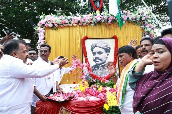 வ.உ.சிதம்பரனாரின் 155-வது பிறந்தநாள்: சென்னை துறைமுகத்தில் உள்ள சிலைக்கு காங்கிரஸ் தலைவர் மாணிக்கம் தாகூர் மரியாதை!