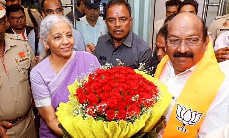 புதுச்சேரி வருகை தந்த மத்திய நிதியமைச்சர் நிர்மலா சீதாராமன்: மாநில பாஜக தலைவர் வி.பி.ராமலிங்கம் உற்சாக வரவேற்பு!