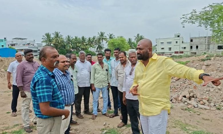 வில்லியனூரில் அமையவுள்ள உள்விளையாட்டு அரங்கம், கால்பந்து மைதானம்: எம்.எல்.ஏ. ரவிக்குமார் நேரில் ஆய்வு!
