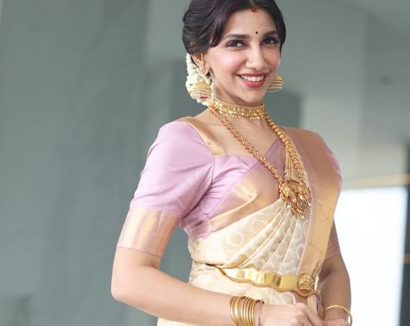 பாரம்பரிய பட்டுச் சேலையில் பேரழகு: ரசிகர்களுக்கு விநாயகர் சதுர்த்தி வாழ்த்து கூறிய VJ பாவனா!