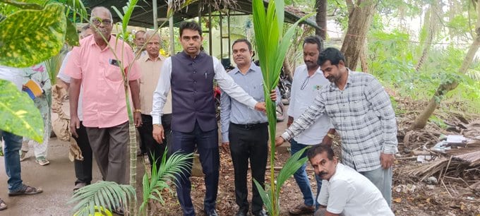 ஏனாமில் உலக தென்னை தின விழா: விவசாயிகளுக்கு தென்னங்கன்றுகளை வழங்கினார் ஆட்சியர் சிவராஜ் மீனா!