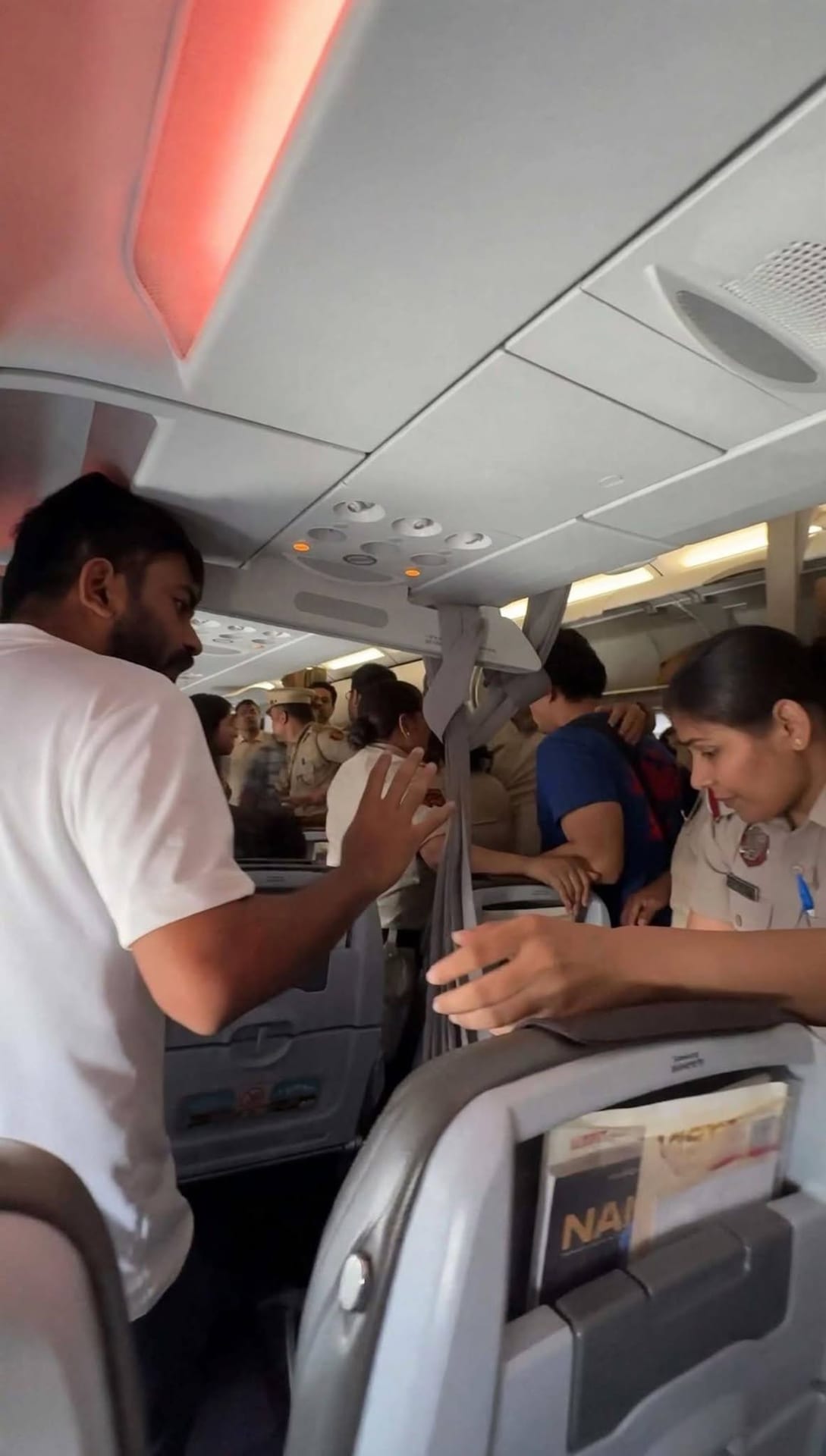 விமானத்திற்குள் நுழைந்து போலீஸ் அத்துமீறல் முயற்சி: இந்திரா காந்தி ஆட்சியை விட சர்வாதிகாரம் என அபிஜீத் திப்கே கடும் குற்றச்சாட்டு! - படம் 2
