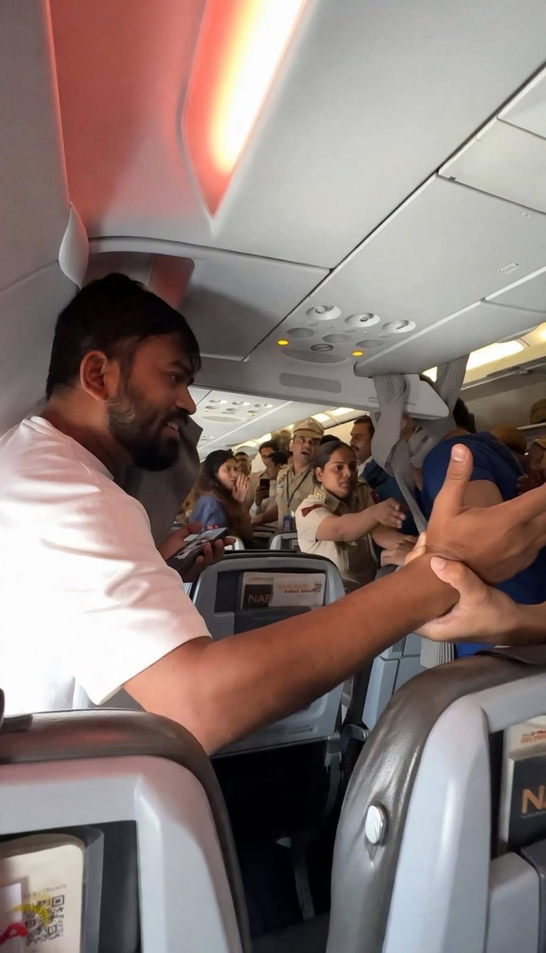 விமானத்திற்குள் நுழைந்து போலீஸ் அத்துமீறல் முயற்சி: இந்திரா காந்தி ஆட்சியை விட சர்வாதிகாரம் என அபிஜீத் திப்கே கடும் குற்றச்சாட்டு! - படம் 3