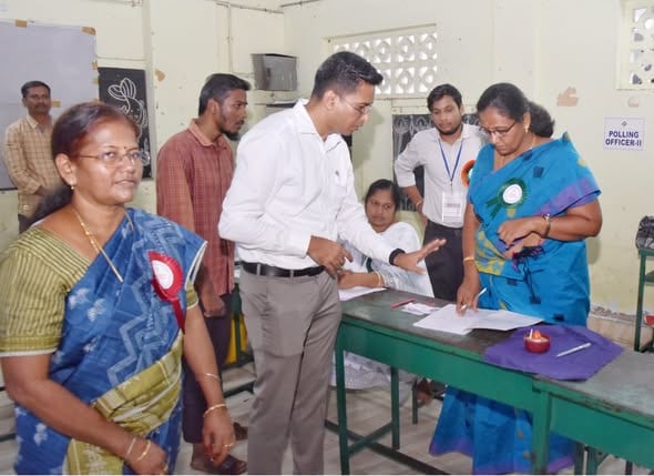 தாராபுரம் சட்டமன்ற தொகுதி இடைத்தேர்தல்: வாக்குப்பதிவு மையத்தில் மாவட்ட தேர்தல் அலுவலர் மனிஷ் நாரணவரே நேரில் ஆய்வு!